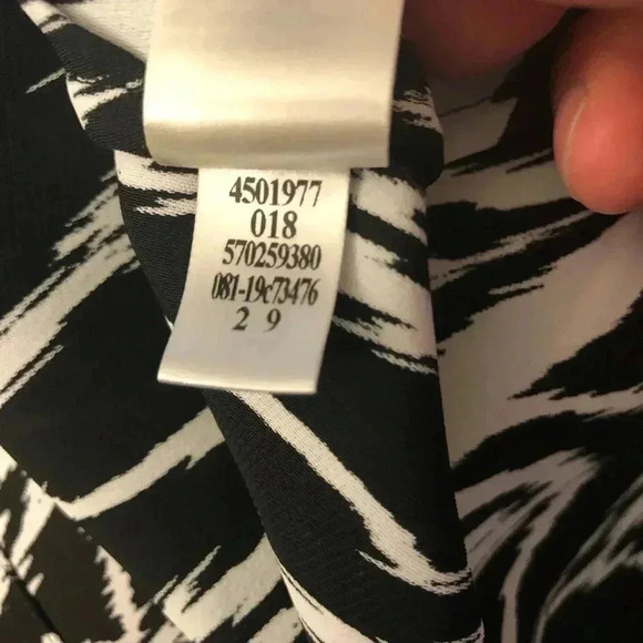 CHICO’S Black Label Abstract Print Blouse Size: 2 - Picture 8 of 9